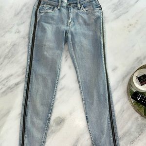 Venus Size 8 skinny jean with zippers down pants legs